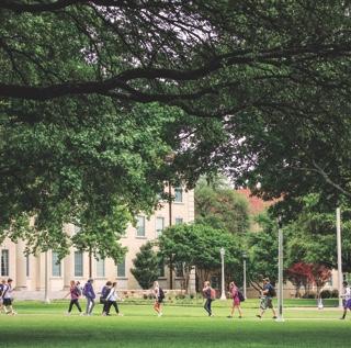 从远处看到学生们在TCU主行政大楼附近穿过校园